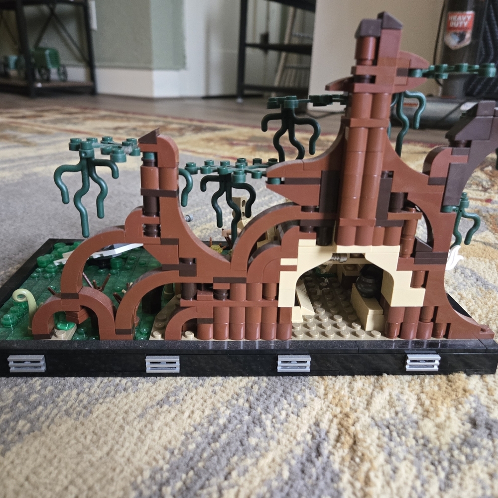 LEGO Star Wars Yoda's Hut Set - Picture 2 of 3